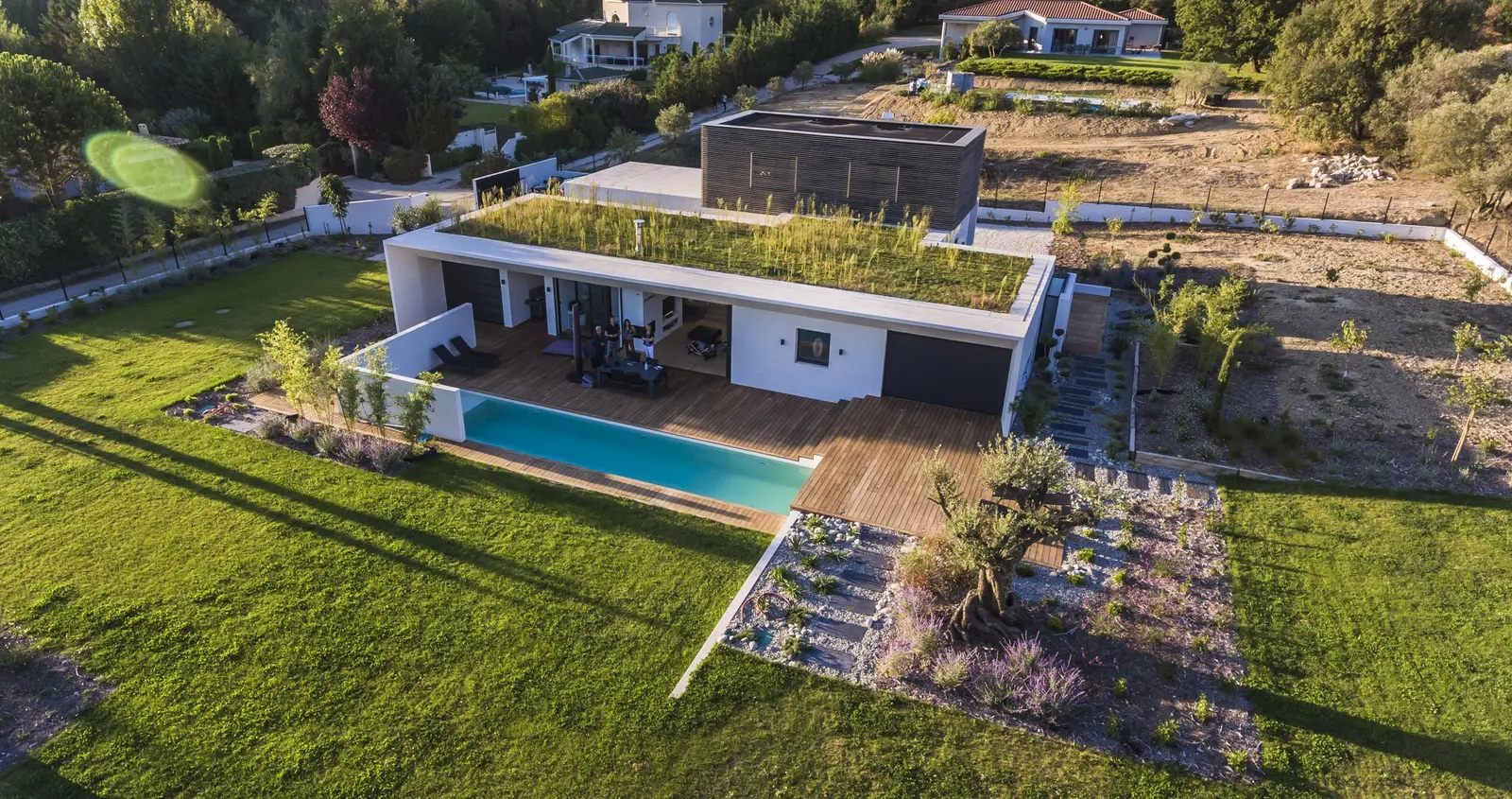 Villa contemporaine à toit végétalisé et piscine, construite par Cogebat