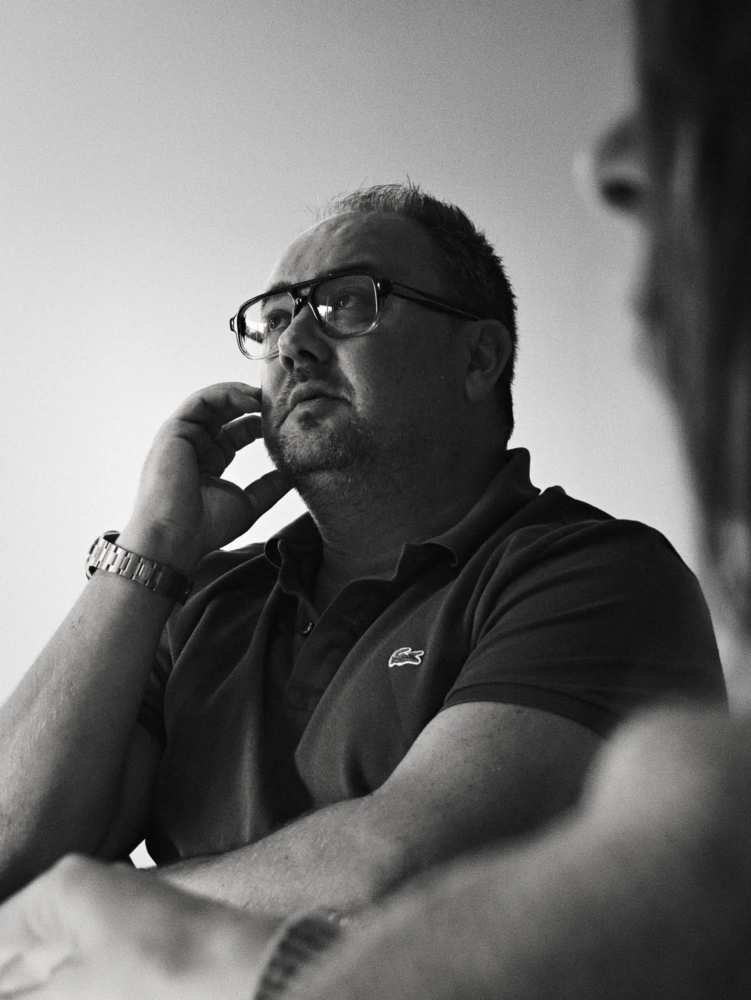Guillaume Terrin en réunion, en noir et blanc